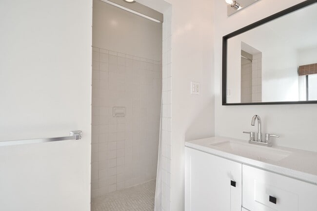 Building Photo - 4 Bedroom Home on Cul de Sac in Hermosa Beach