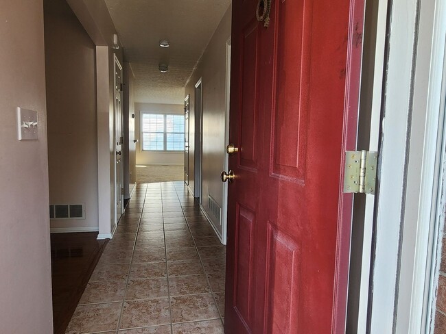 Building Photo - 3 spacious bedroom Condo in Lewis Center/P...