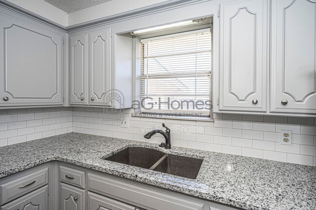 Building Photo - 3920 Dentwood Terrace