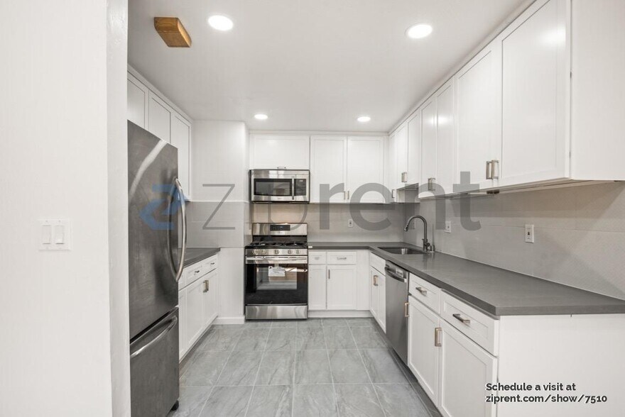 Building Photo - 1296 Albina Ave