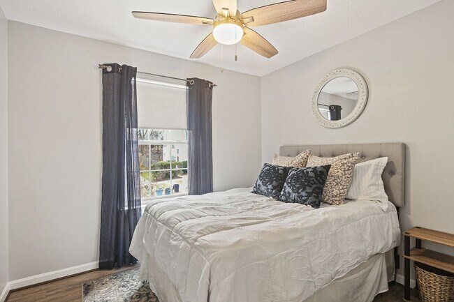 Building Photo - Bright & Spacious 3-Bedroom, 2 Full & 2 Half Bath in New Market
