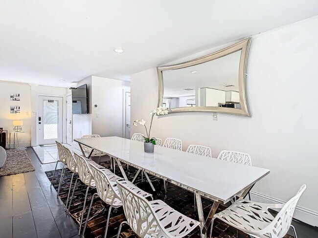 Building Photo - 5700 Saddlebrook Way