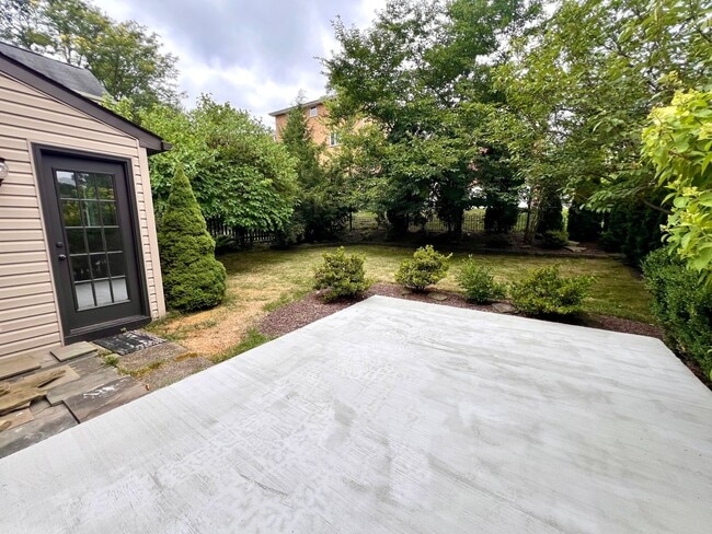 Building Photo - Pittsburgh - 3 Bedroom 1.5 Bathroom - Stunning Home