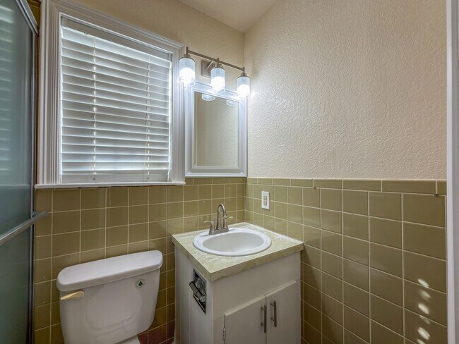Building Photo - Fully Remodeled 3 Bed, 2 Bath Home in Fort...