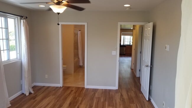 Building Photo - Pet Friendly. W&D. Great Location. 2 Parki...