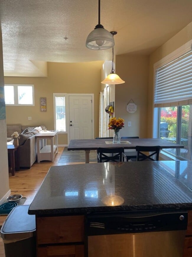 Building Photo - Gorgeous End-Unit Townhome Backing to Open Space!