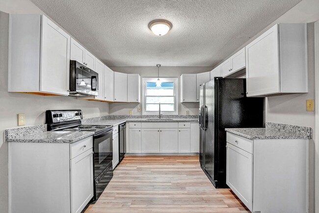 Building Photo - AVAILABLE NOW!! 4 bedroom Brick Ranch Styl...