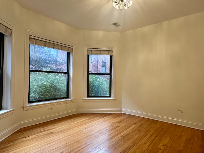 Building Photo - 903 W Cornelia Ave