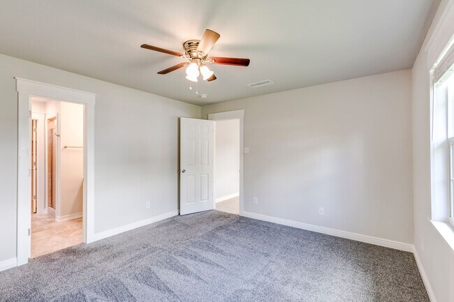 Building Photo - 2307 Traverse Dr