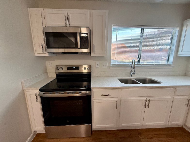 Building Photo - 8519 Ridge Garden Dr