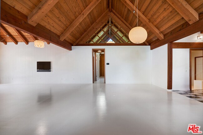Building Photo - 201 S Larchmont Blvd