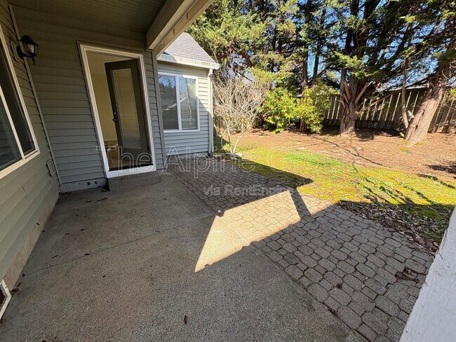 Building Photo - 1430 NE Glen Ellen Dr