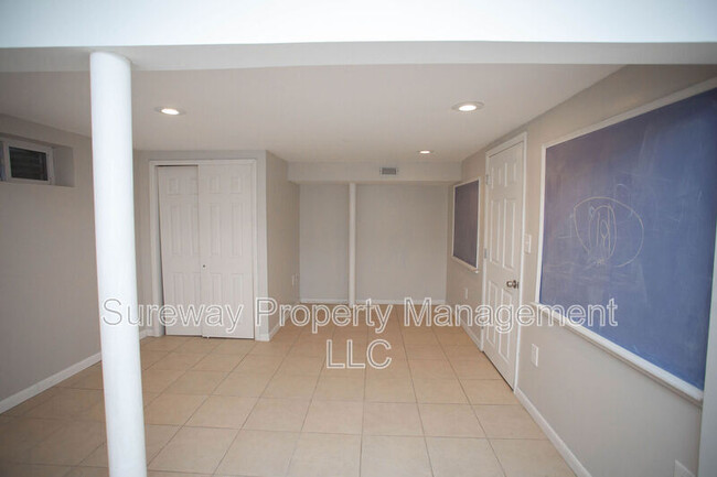 Building Photo - 841 Grove St
