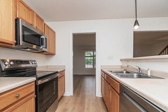 Building Photo - Charming & Spacious 3-Bed Townhouse with 2.5 Baths on Stadium Drive in Wake Forest!