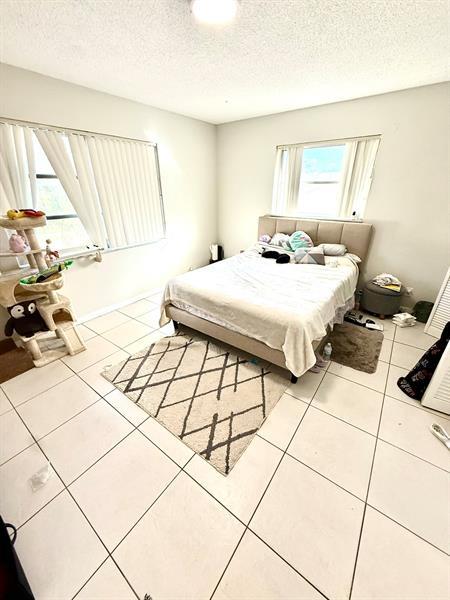 Building Photo - 3880 Woodside Dr