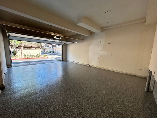 Building Photo - Beautiful 2 Bed 2 Bath Tustin Ranch Condo With Golf Course Views!