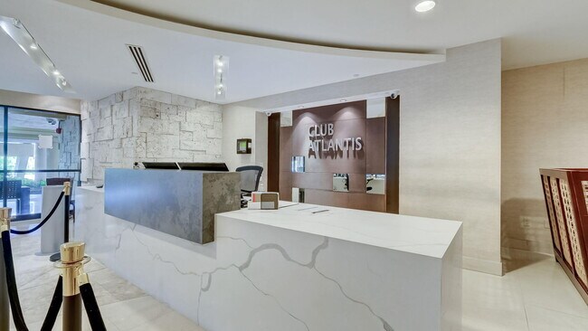 Building Photo - 2555 Collins Ave