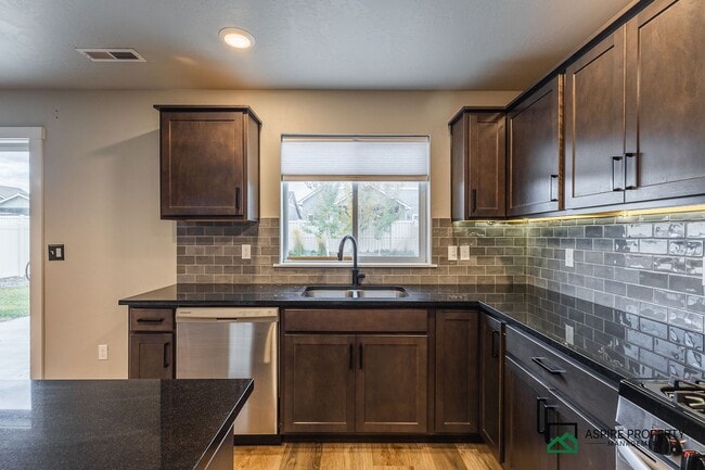 Building Photo - Upgraded 4 bed 3 bath home