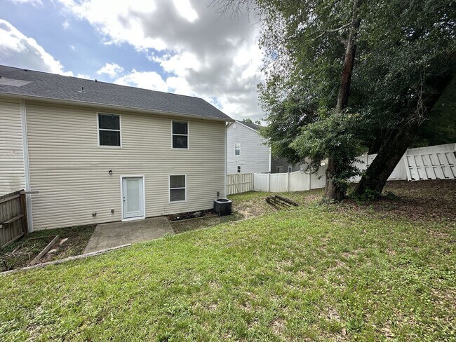 Building Photo - 5 Bedroom, 3 Bath Home Priced to Rent!