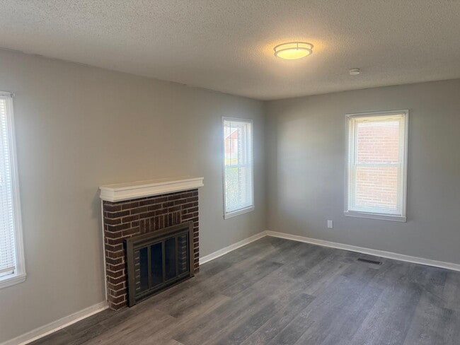 Building Photo - "Charming 3-Bed, 1 bath Retreat with Beautiful Floors on Laura Avenue!"
