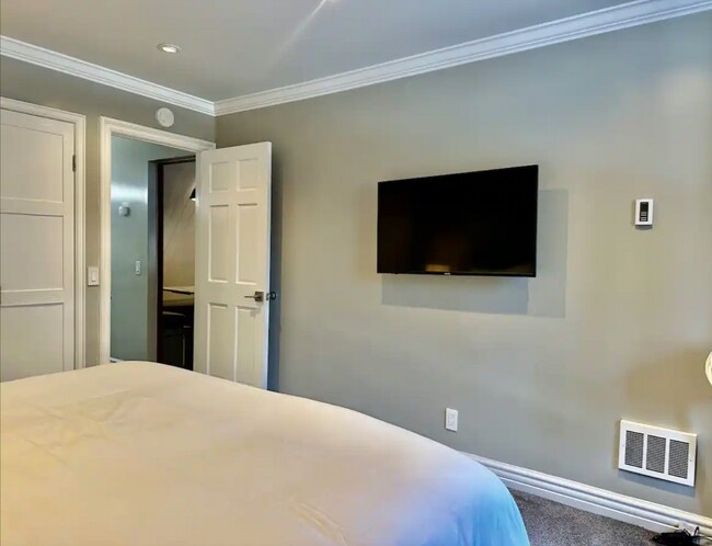 Building Photo - Stylish 2-Bed + Loft Mountain Condo in San...