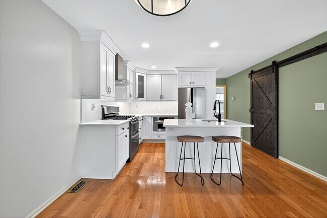 Building Photo - Beautiful 2 Bedroom, 1 Bathroom Condo In W...