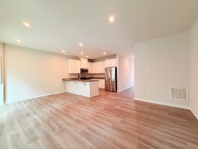Building Photo - Like New Townhome!