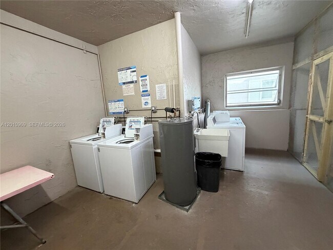 Building Photo - 2461 SW 82nd Ave