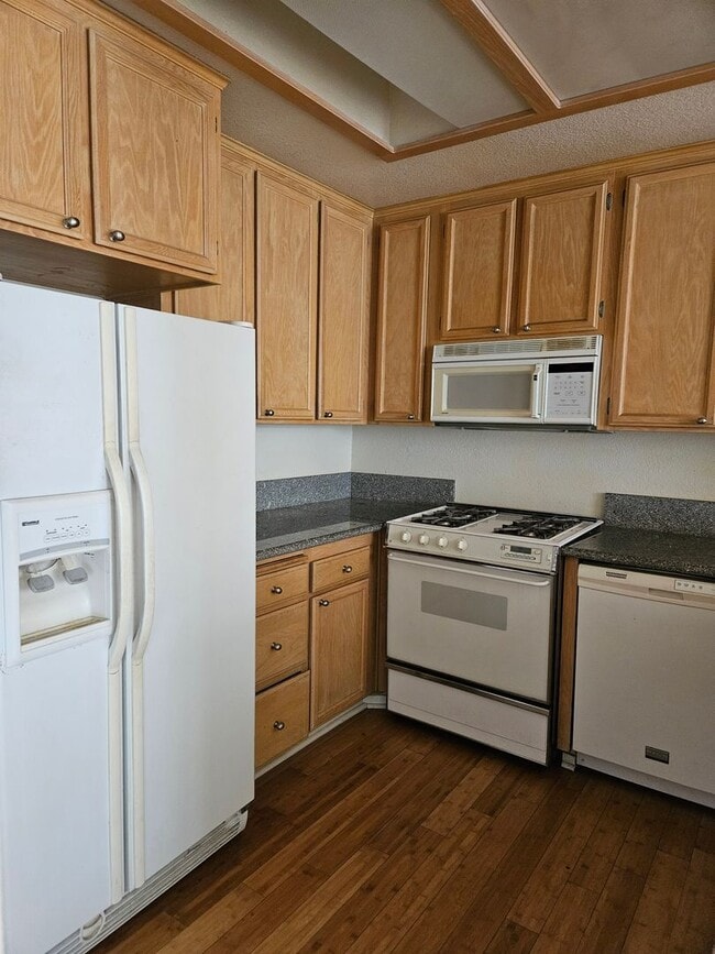 Building Photo - MOVE IN SPECIAL Light and Bright North Par...