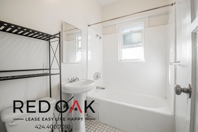 Building Photo - 835 S Oxford Ave