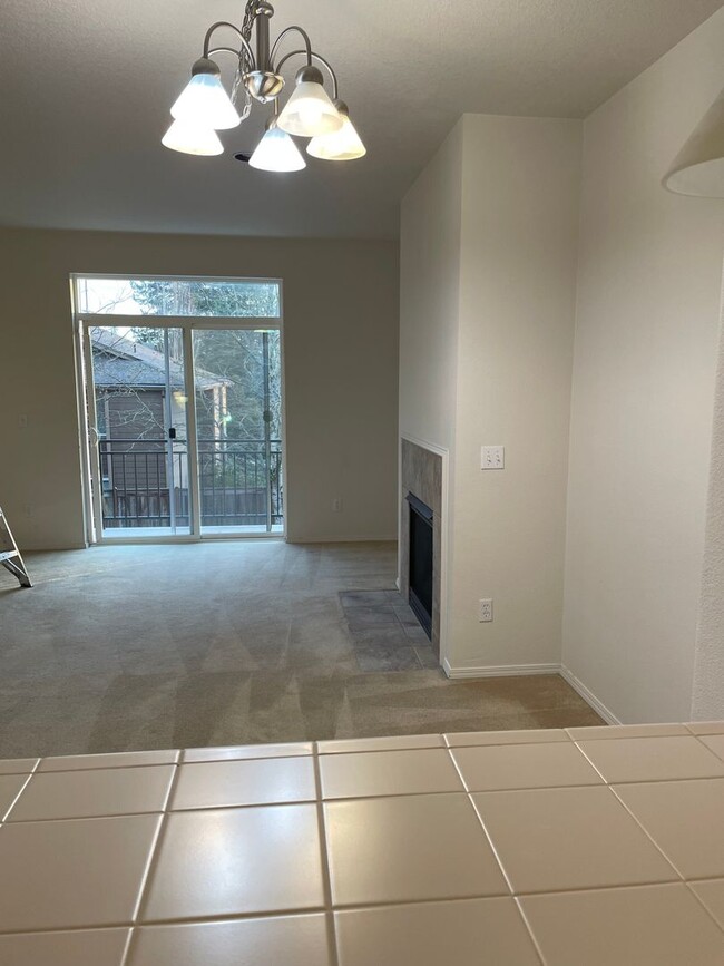 Building Photo - Holiday Move-in Special! 3br/3ba Townhouse near 170th ave MAX station