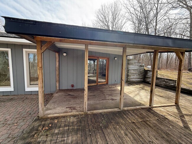 Building Photo - Beautiful 3 Bedroom Home on Rice Lake