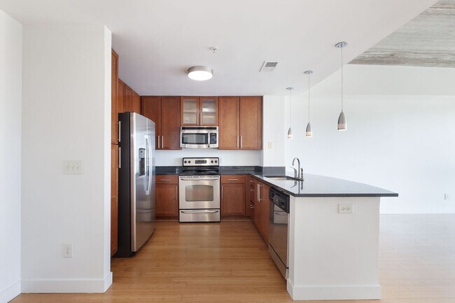 Building Photo - Bright, Contemporary 1/1  Condo in Grant Park w/ City Views!