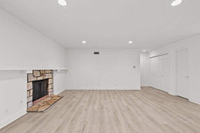Building Photo - 2248 Drayton Ave
