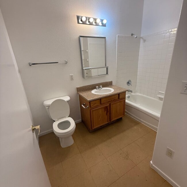 Building Photo - 2 bedroom/2 bathroom condo on the 1 st floor