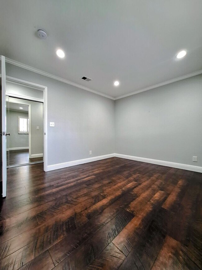 Building Photo - Beatifully Remodeled 3bd Single Story Hous...