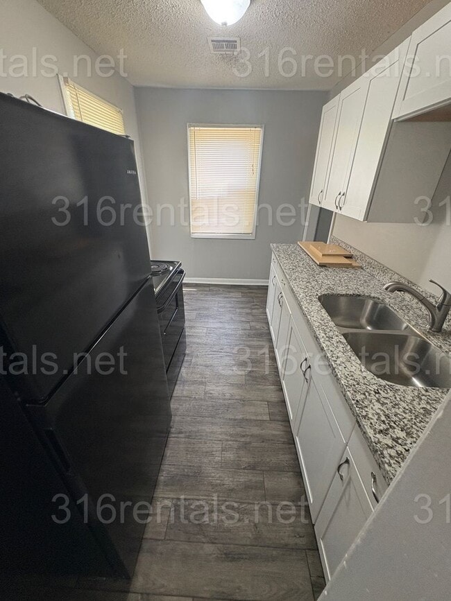 Building Photo - $950 - 3 bedroom / 1 bathroom - Single Fam...