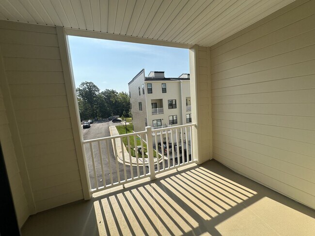 Building Photo - For Rent: Luxurious Short Pump Condo at Ga...