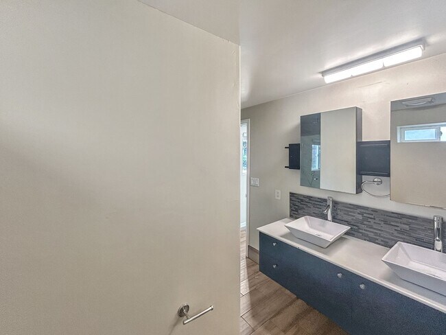 Building Photo - Beautiful 3B/2BA w/ Updated Kitchen and Pool in Clairemont!