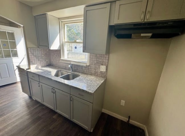 Building Photo - Single Family Home 3 beds 2 bath Available Now!