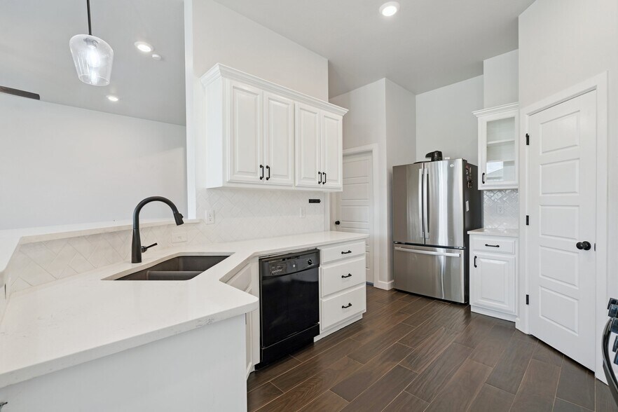 Building Photo - 15908 Buffalo Dr