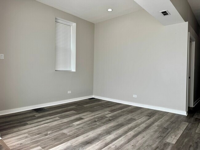 Building Photo - 3712 W Belmont Ave