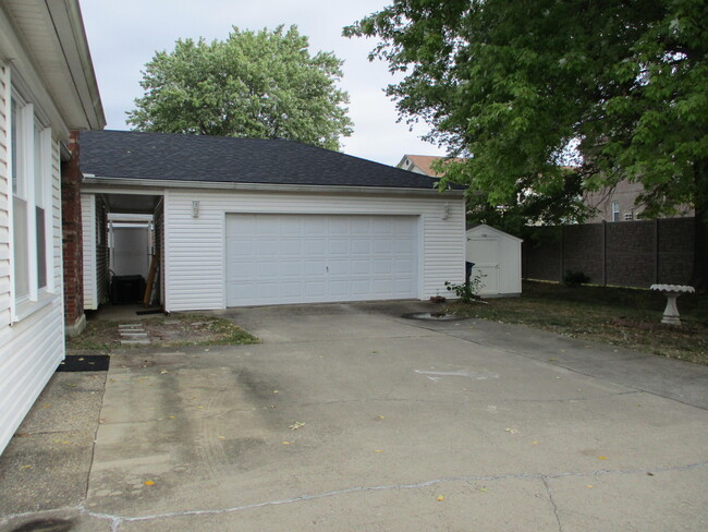 Building Photo - 2901 Creekside Dr