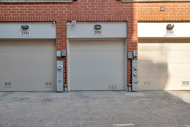 Building Photo - 2920 N River Walk Dr