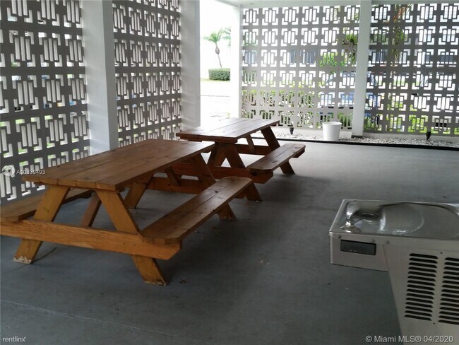 Building Photo - 1 br, 1 bath  - 2990 NE 16th Ave