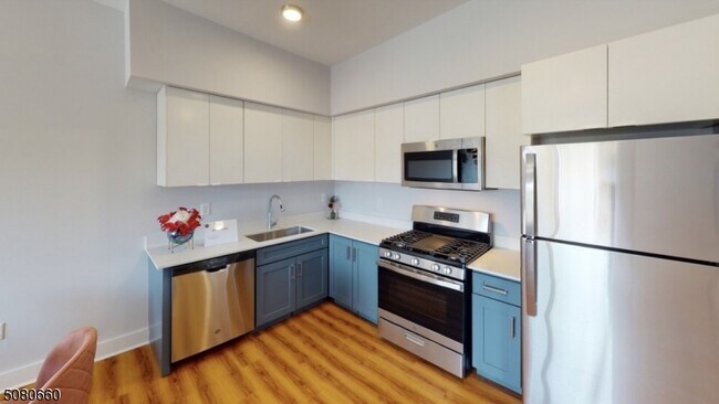 Building Photo - 1120 E St Georges Ave