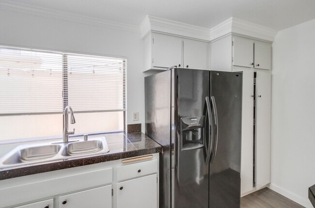 Building Photo - Spacious La Jolla Townhome in Desirable Wo...
