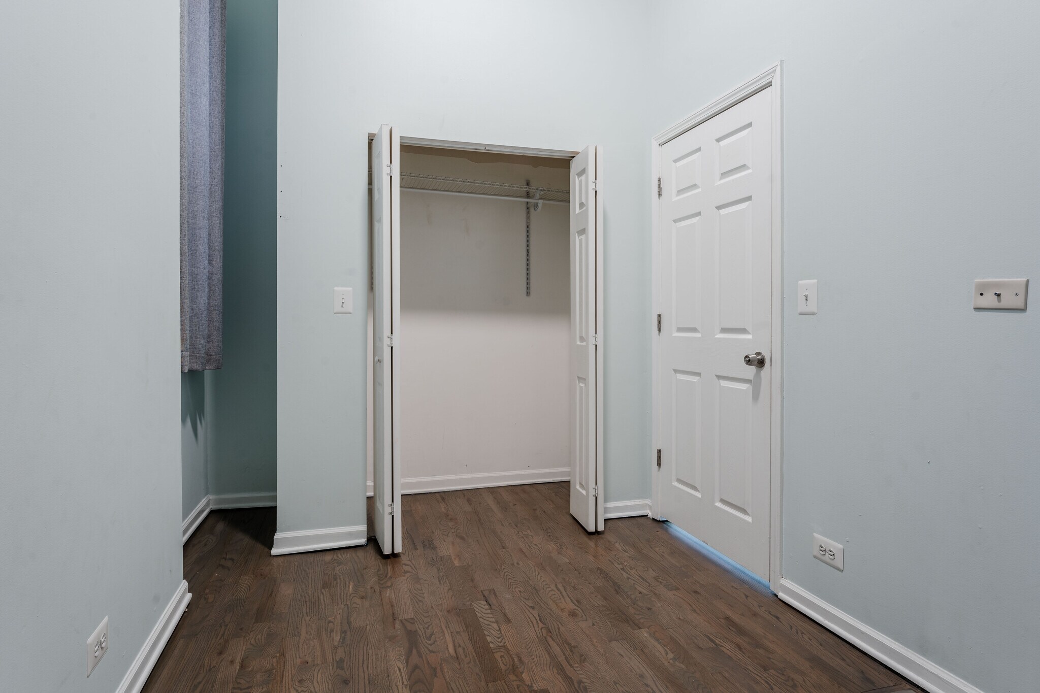 Building Photo - 1876 N Hoyne Ave