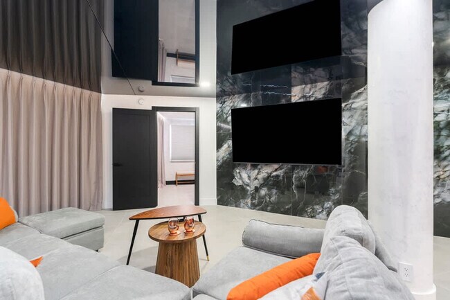 Building Photo - 8743 Thomas Dr