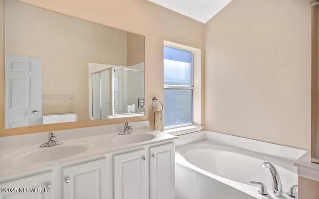 Building Photo - 701 Lake Stone Cir